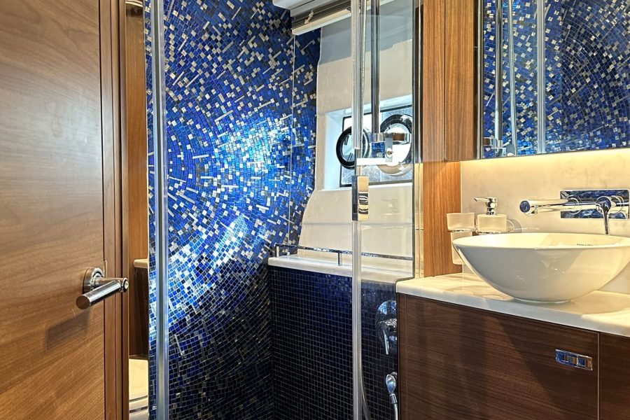 Yacht — refit yacht Côte d'Azur par Ivory Interiors