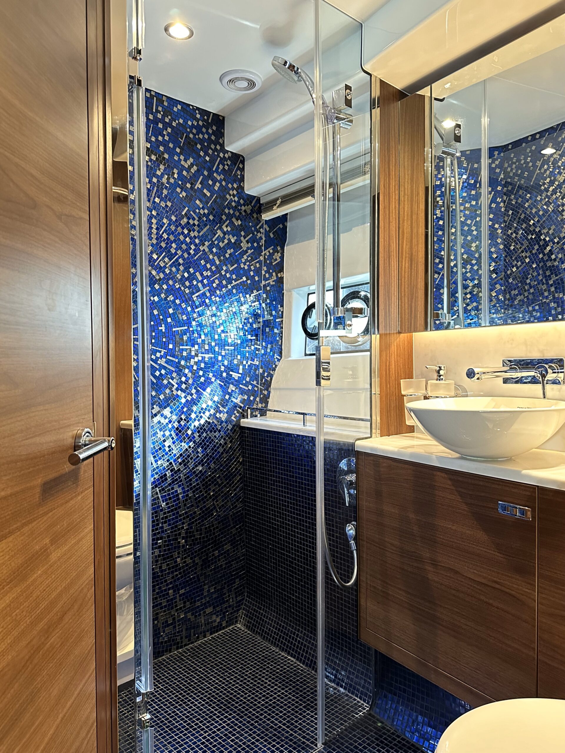 Yacht — refit yacht Côte d'Azur par Ivory Interiors